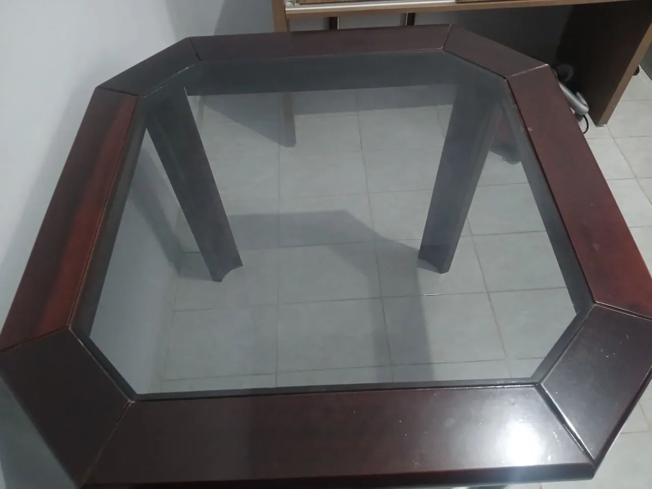 Vendo mesa com tampo de vidro e conjunto de cadeiras. - Foto 3