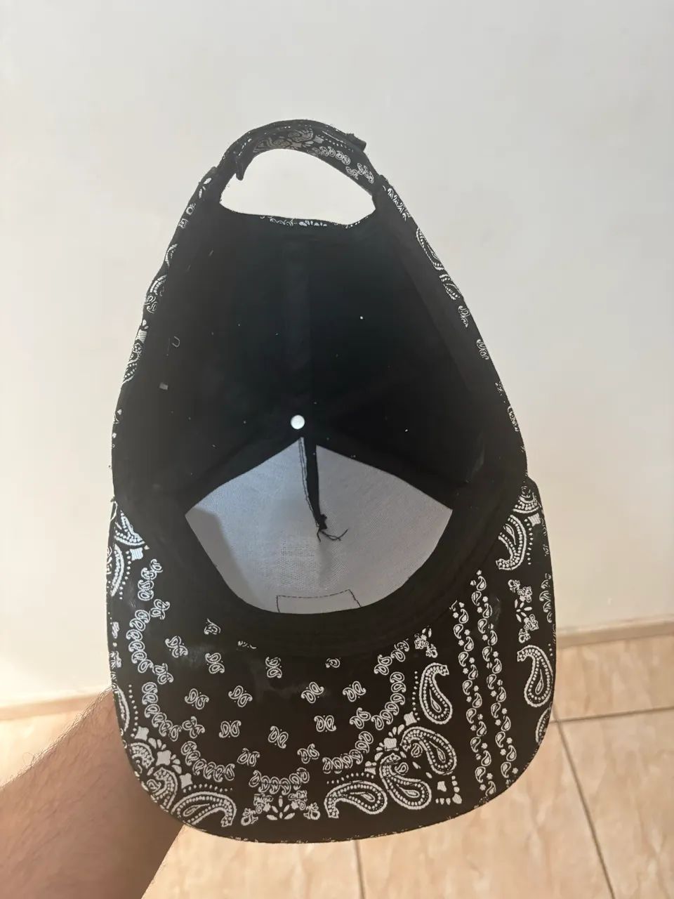 Boné aba reta preto e branco  - Foto 2