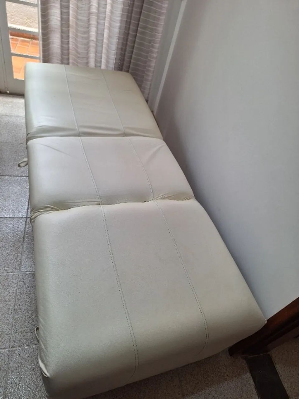 Poltrona_Cama branca de Couro
