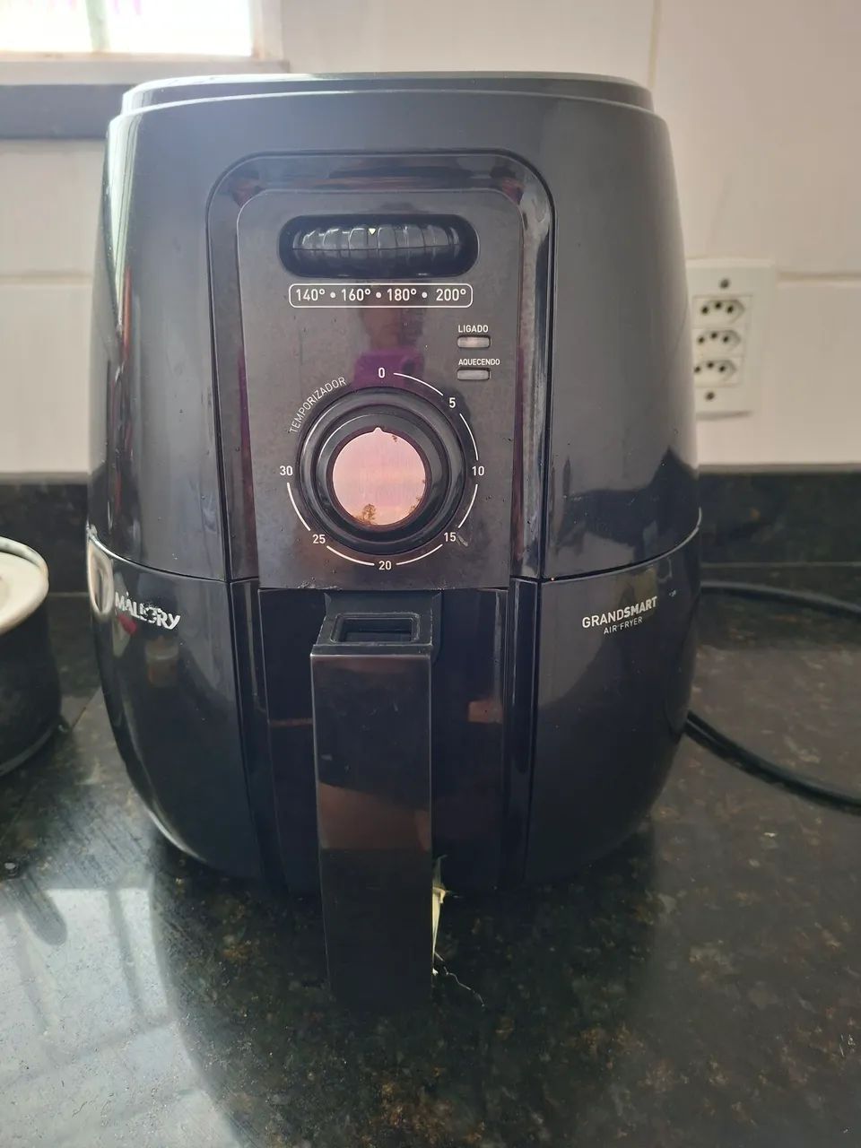 Mesa com 4 cadeiras e uma airfyir - Foto 4