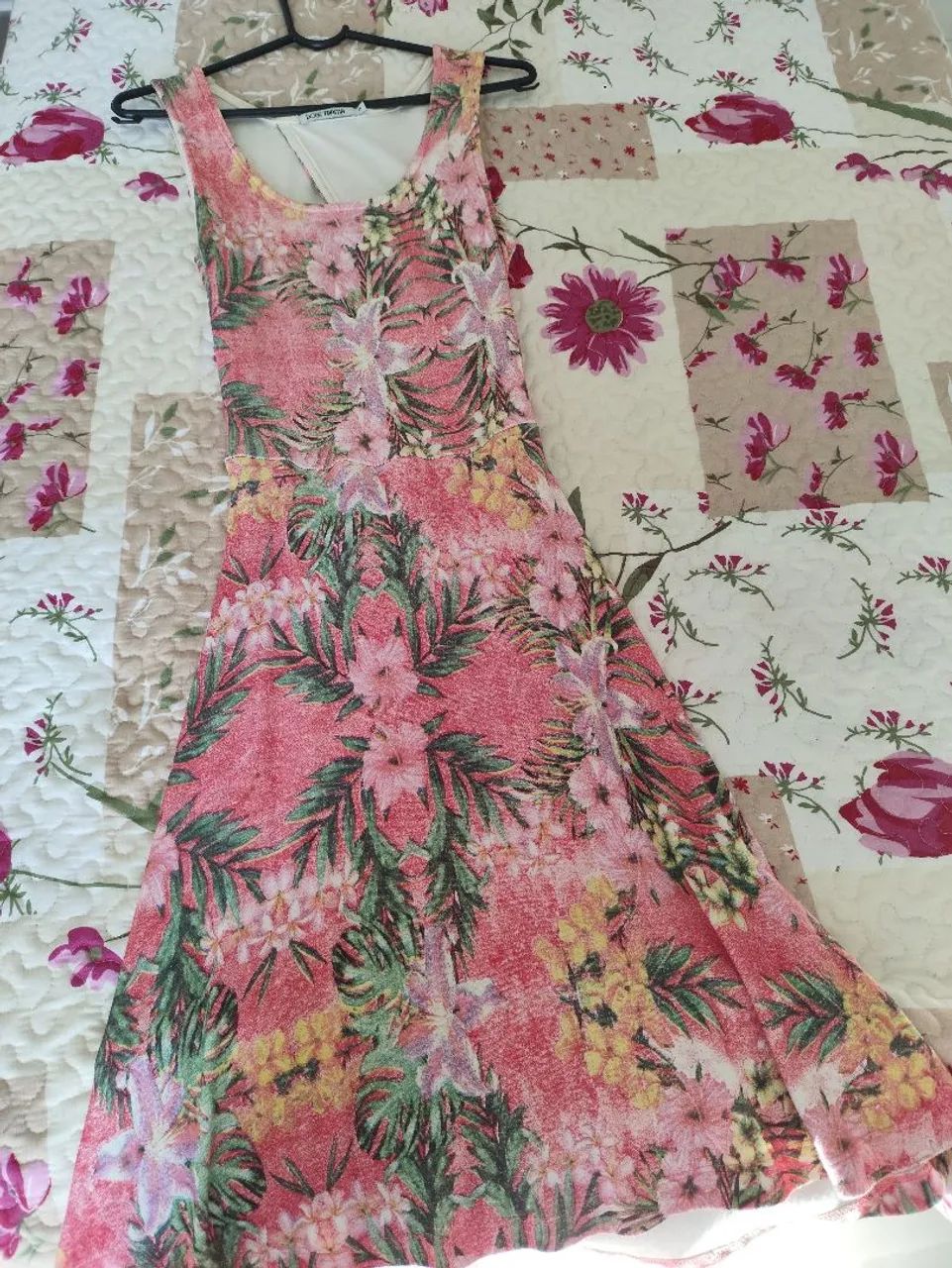 Vestido florido com decote nas costas 