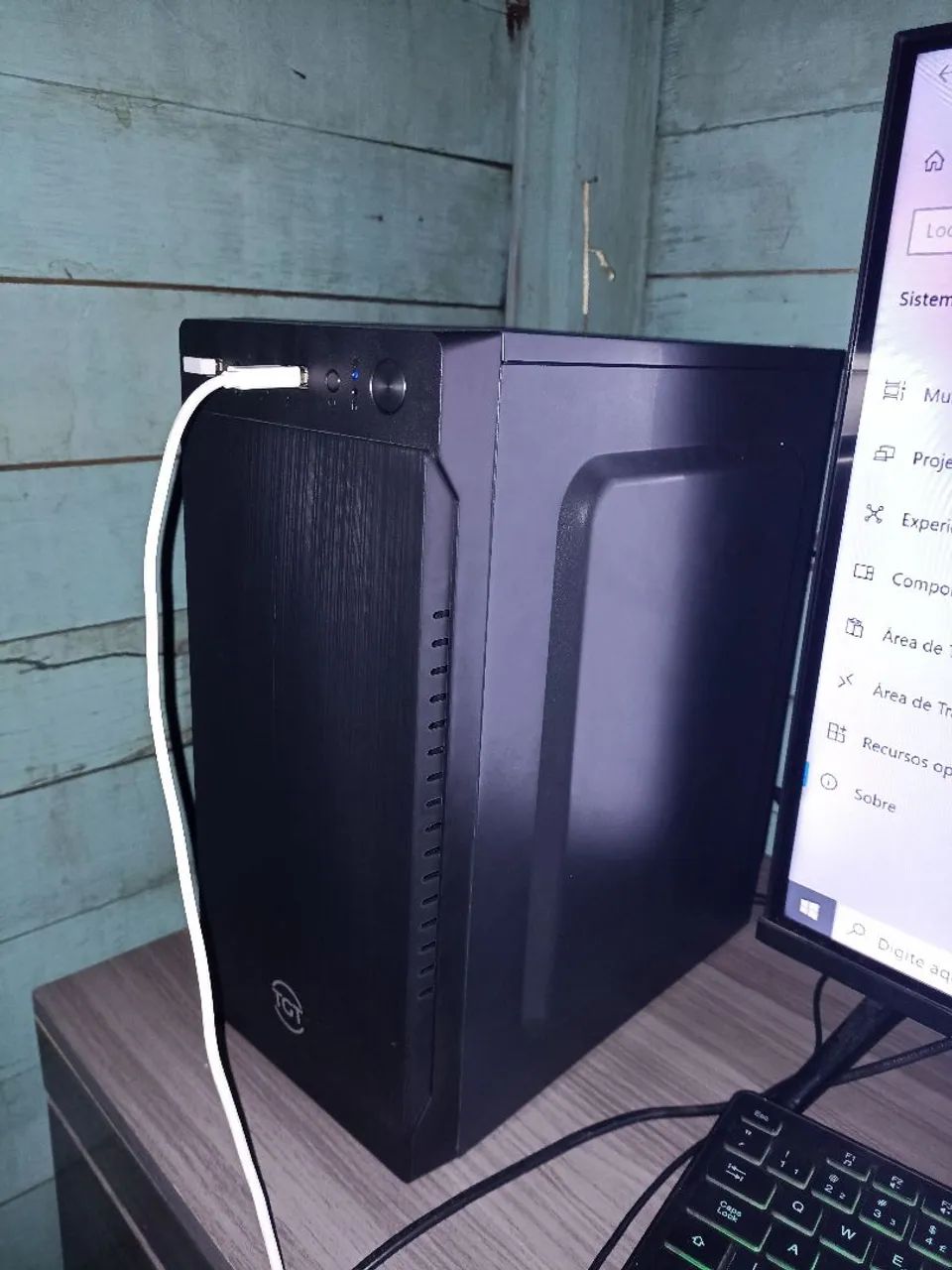 Pc antigo com teclado e mouse (roda games)422991465033256961