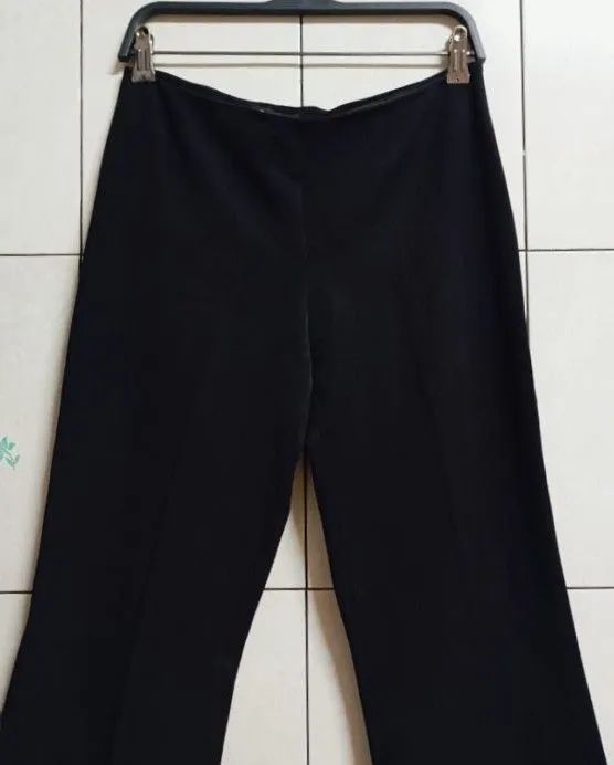 Calça pantacourt preta feminina tamanho 36