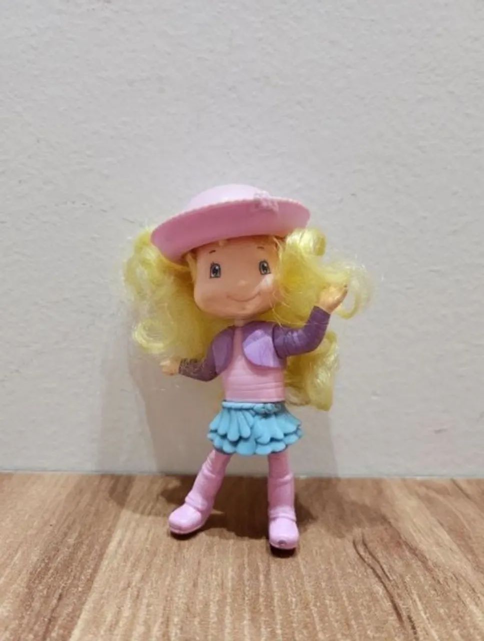 boneca coleção moranguinho tamanho aproximado<br><br>10 cm