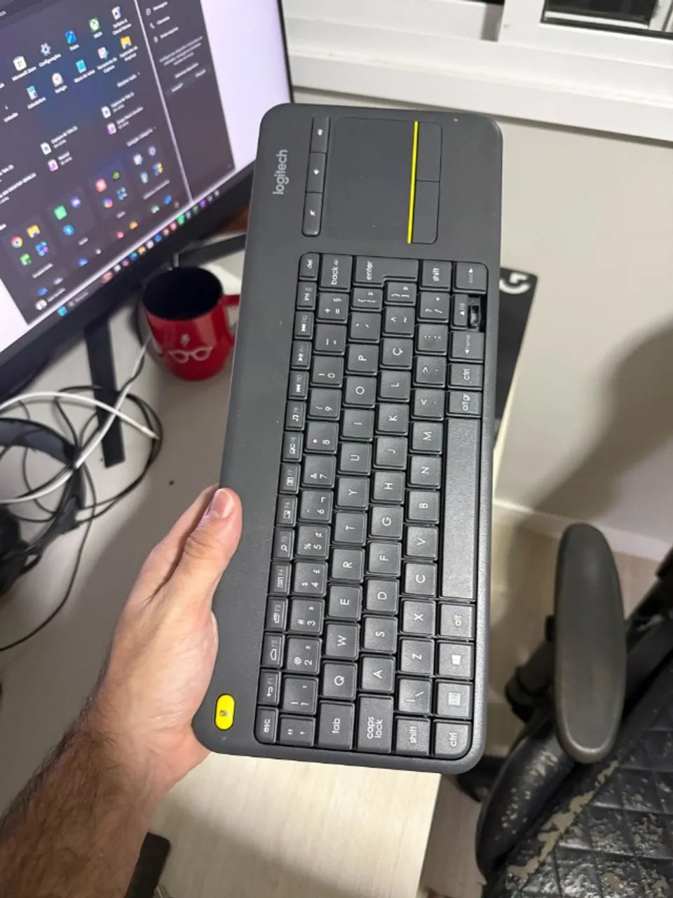 Teclado Sem Fio Logitech K400 Plus Touchpad ABNT2 Sem Receptor
