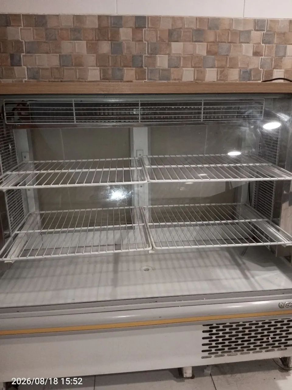 Vitrine refrigerada bem conservada/ funcionando perfeitamente  - Foto 2