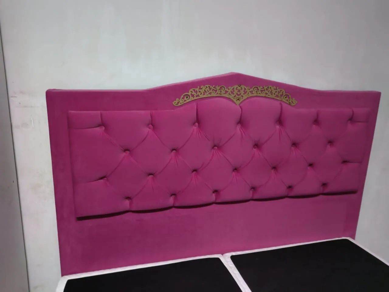 Cabeceira luxo rosa e box Queen bordado - Foto 3