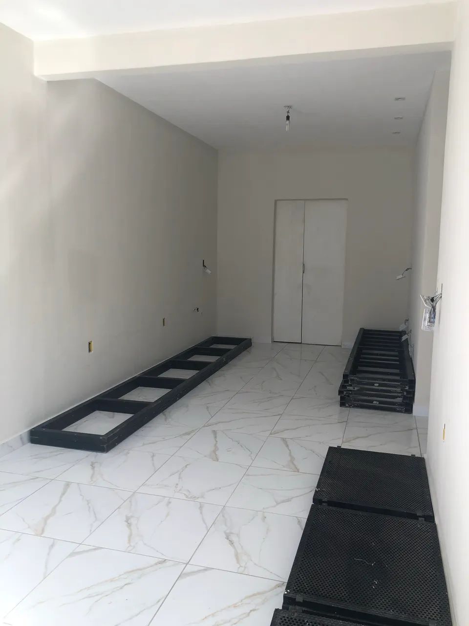 Estante para loja de roupas com arara e prateleiras  - Foto 2