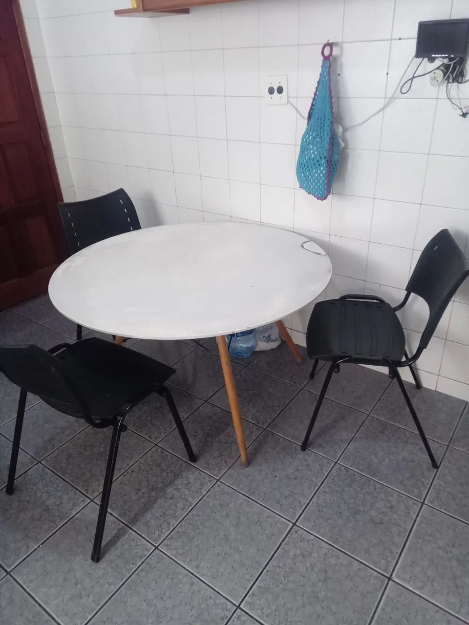 Vendo mesa com 3 cadeiras  - Foto 3