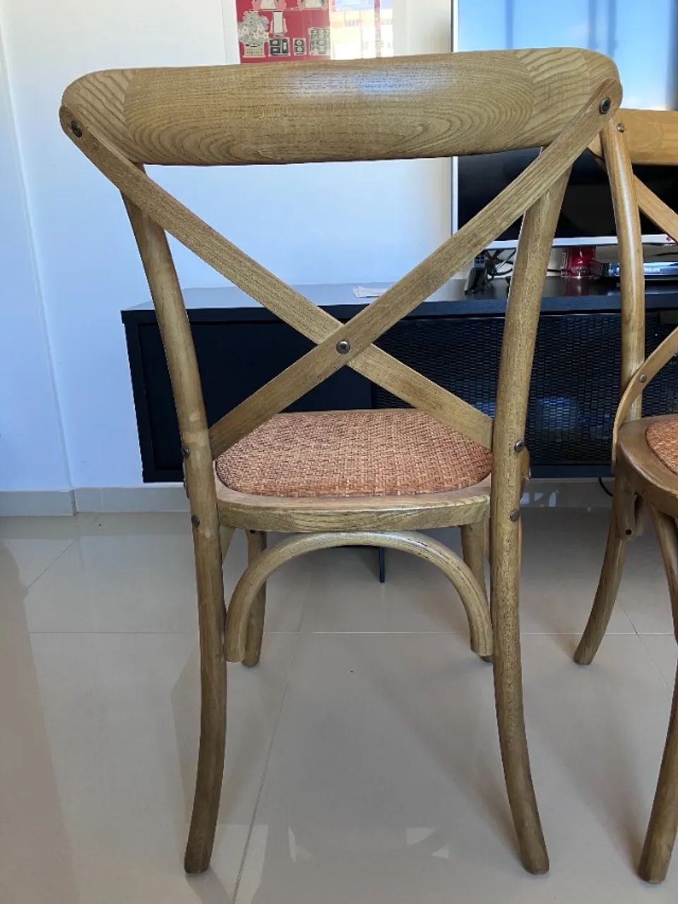2 cadeiras de madeira com assento em Rattan - bem conservado - Foto 2
