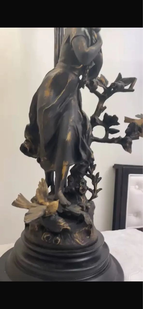Escultura em bronze de uma camponesa.