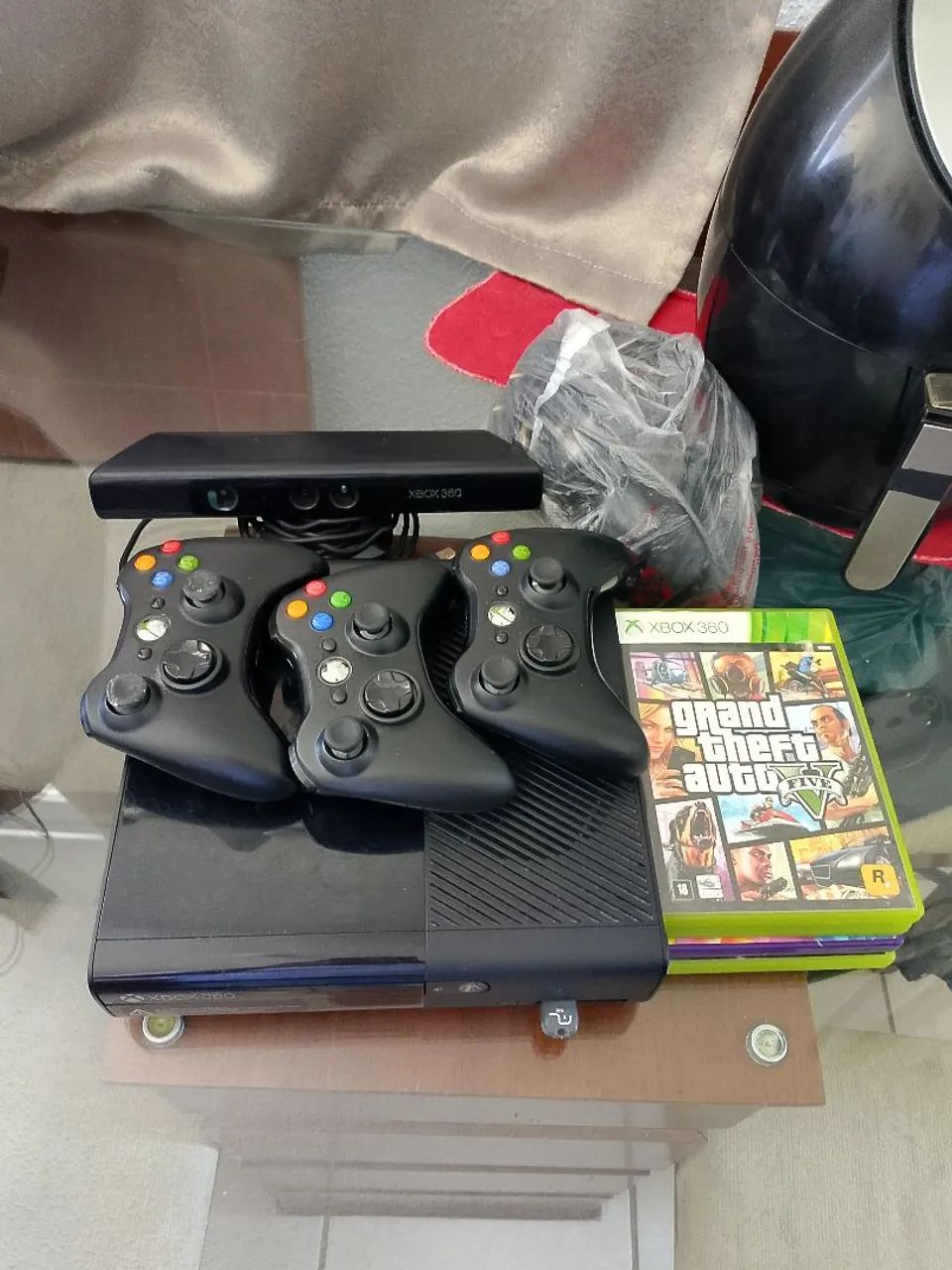 Vendo Xbox 360 com 3 controles + 4 jogos incluídos e kinect - Foto 2