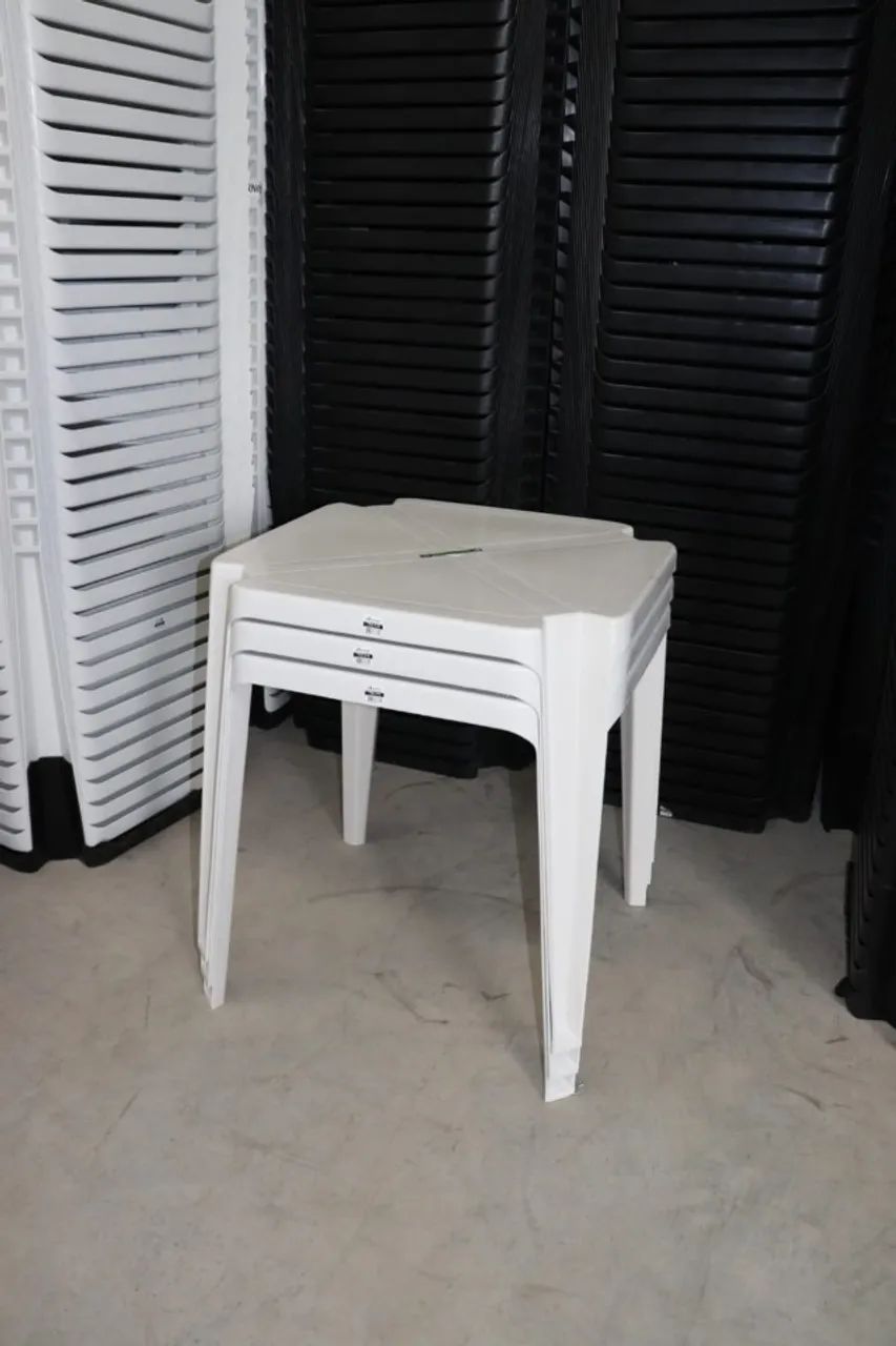 Kit com 3 mesas BRANCAS plásticas resistentes NOVAS - Foto 4