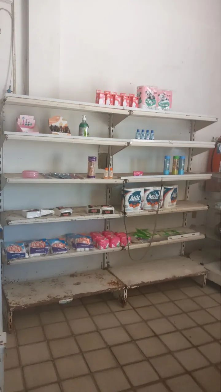 Vendo prateleira, balcão e vários matérias para mercadinho!  Valor a combinar - Foto 4