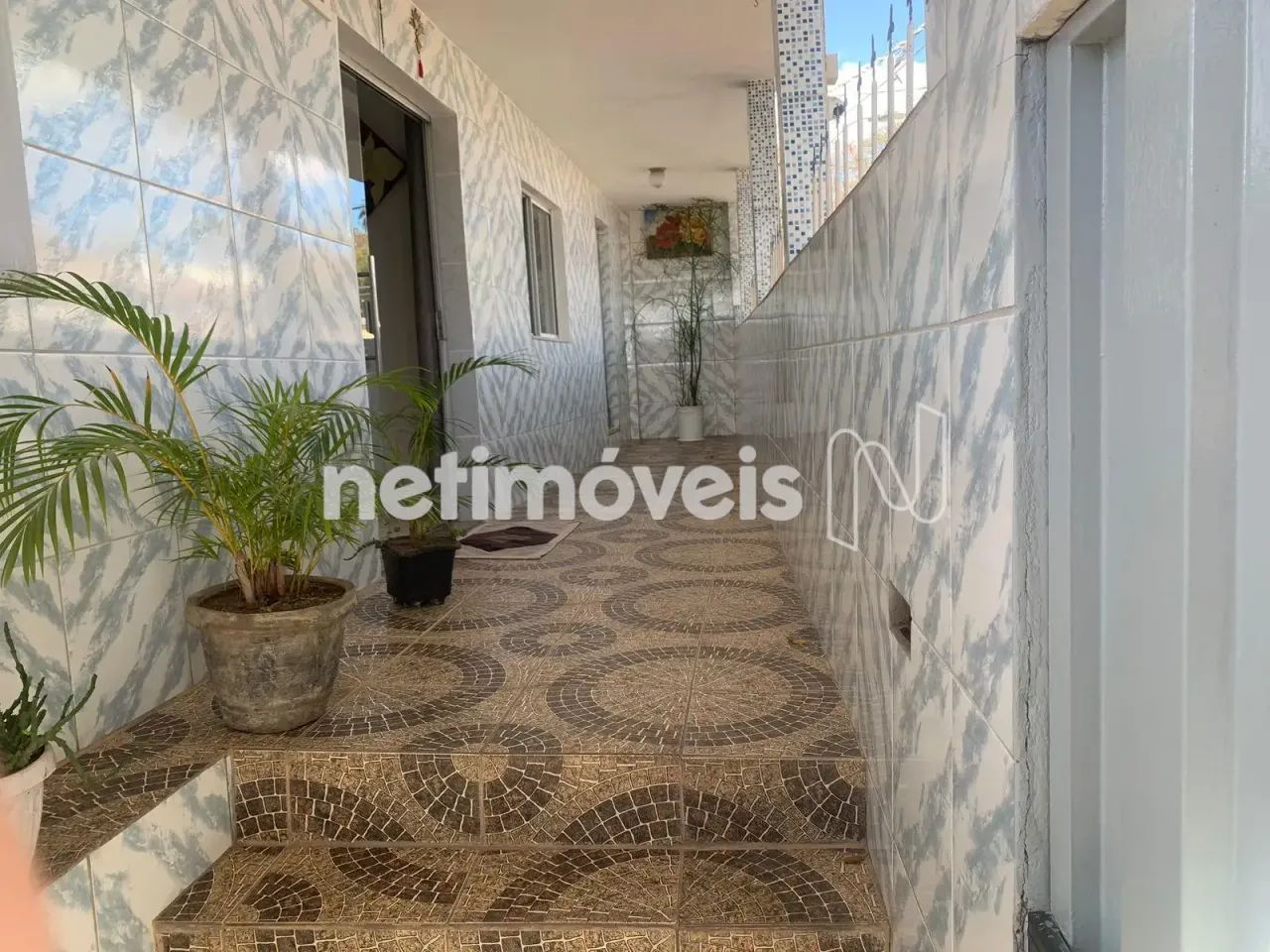 Casa com 5 quartos e dois barracões nas laterais - Foto 3