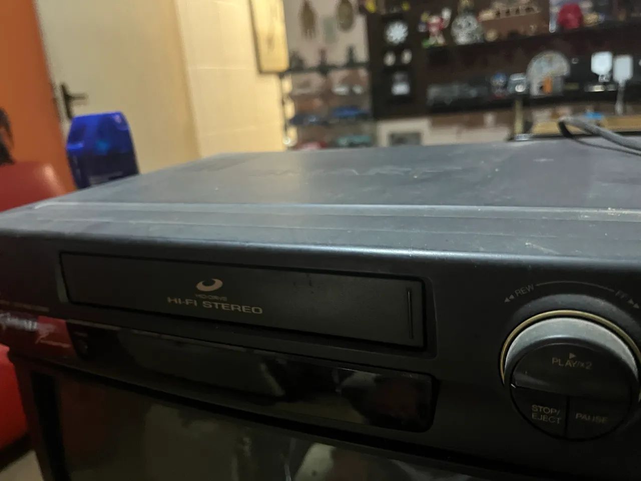 videocassete (VCR) da marca Sharp funcionando 