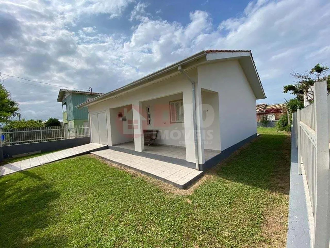 Casa com 2 dormitórios à venda em Balneário Arroio do Silva-SC.
