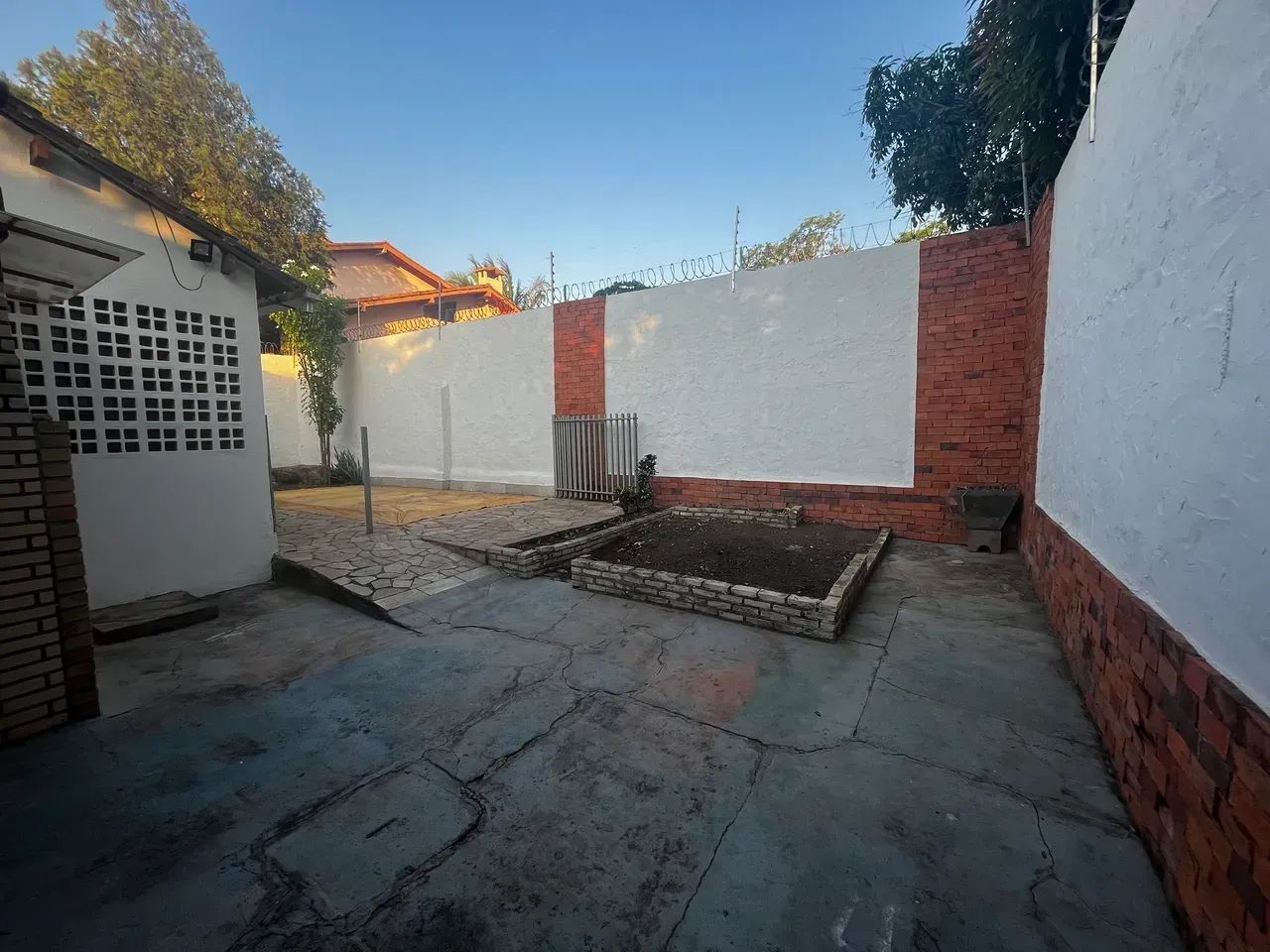 Casa com 4/4 sendo 3 suites, energia solar e piscina - Foto 2