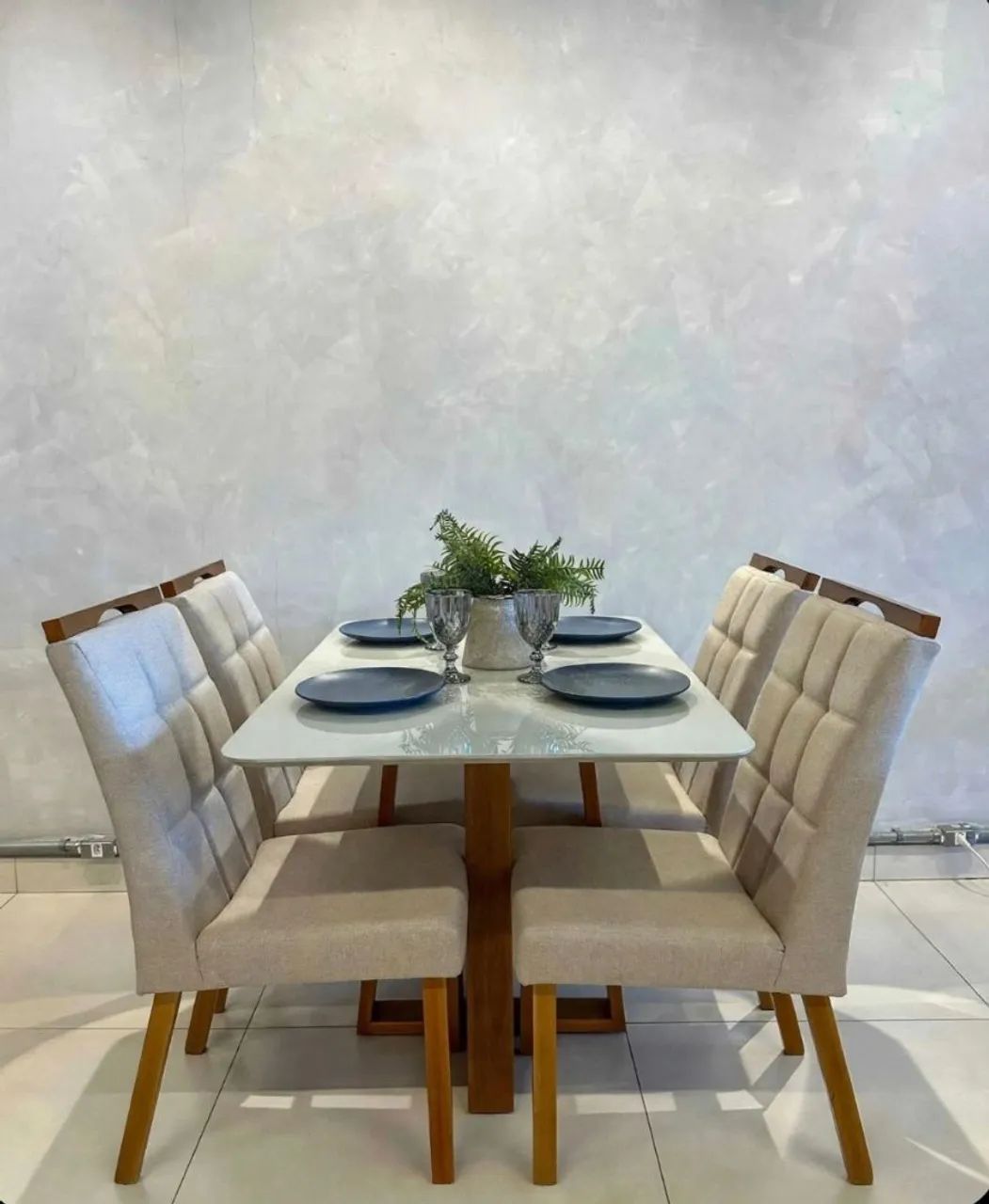 CONJUNTO MESA 4 CADEIRAS EM MADEIRA