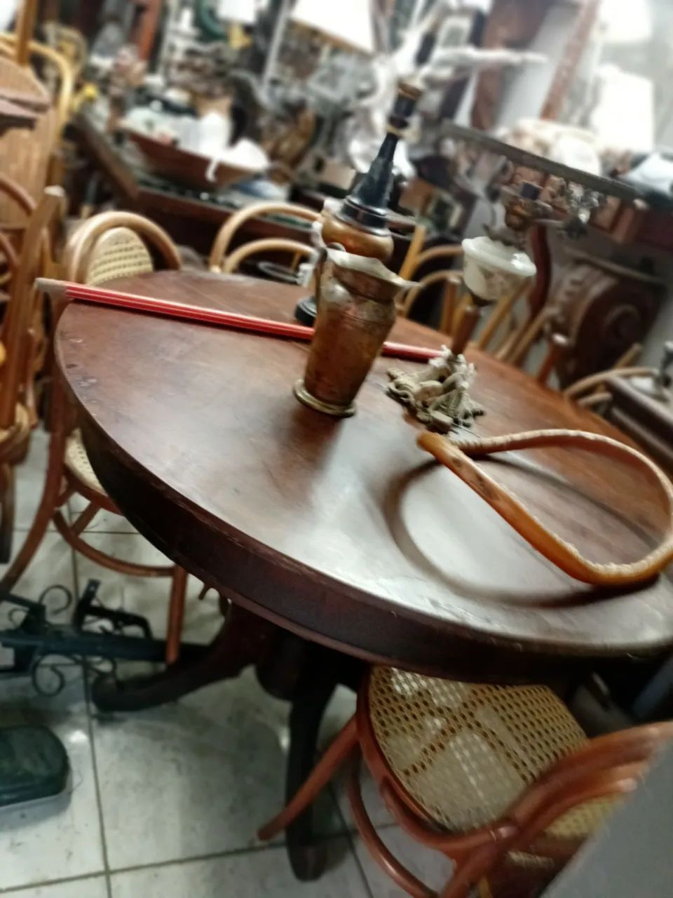 Mesa de jantar em Embuia redonda