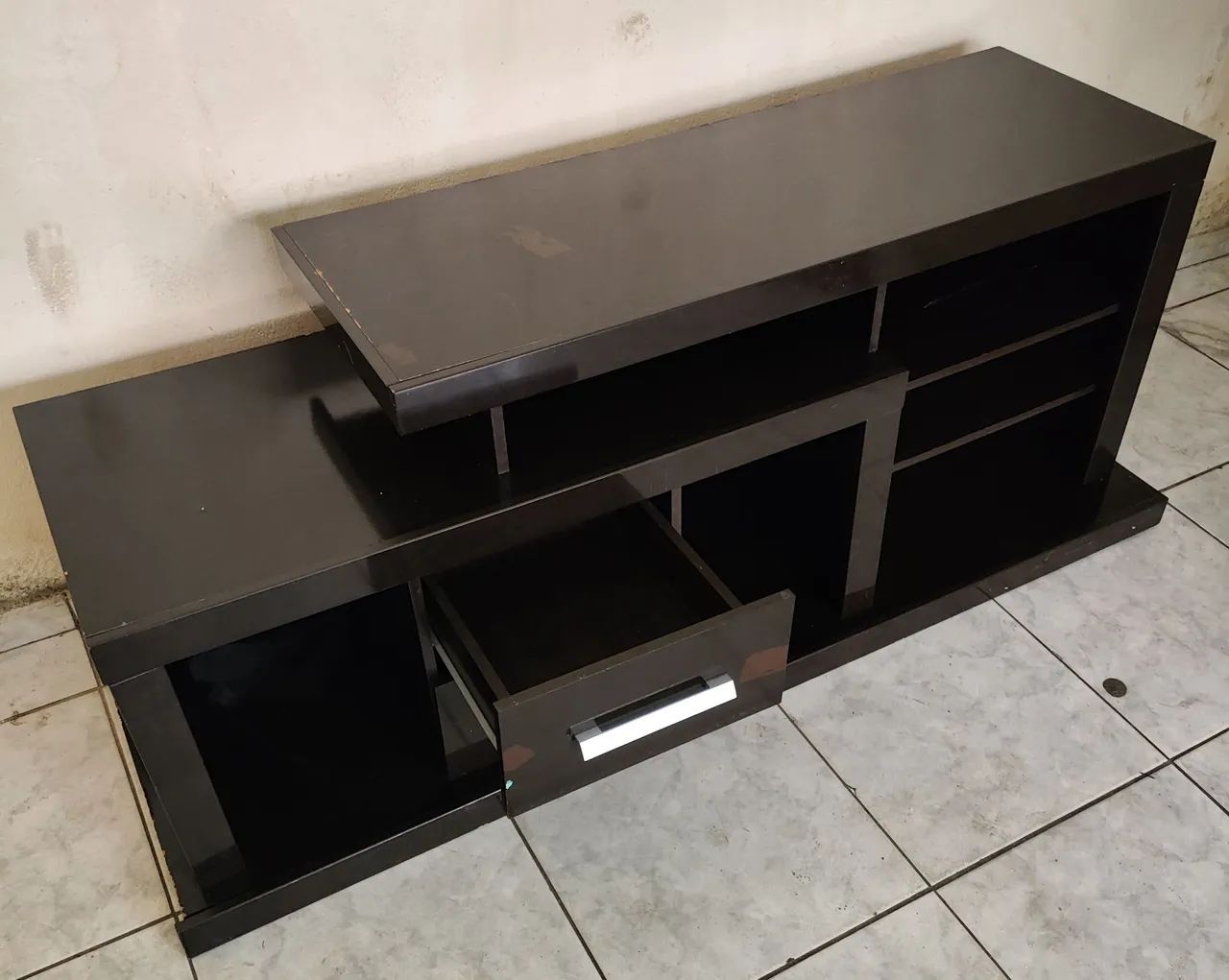 Rack para TV marrom escuro com gavetas e nichos - ótimo estado - Foto 3