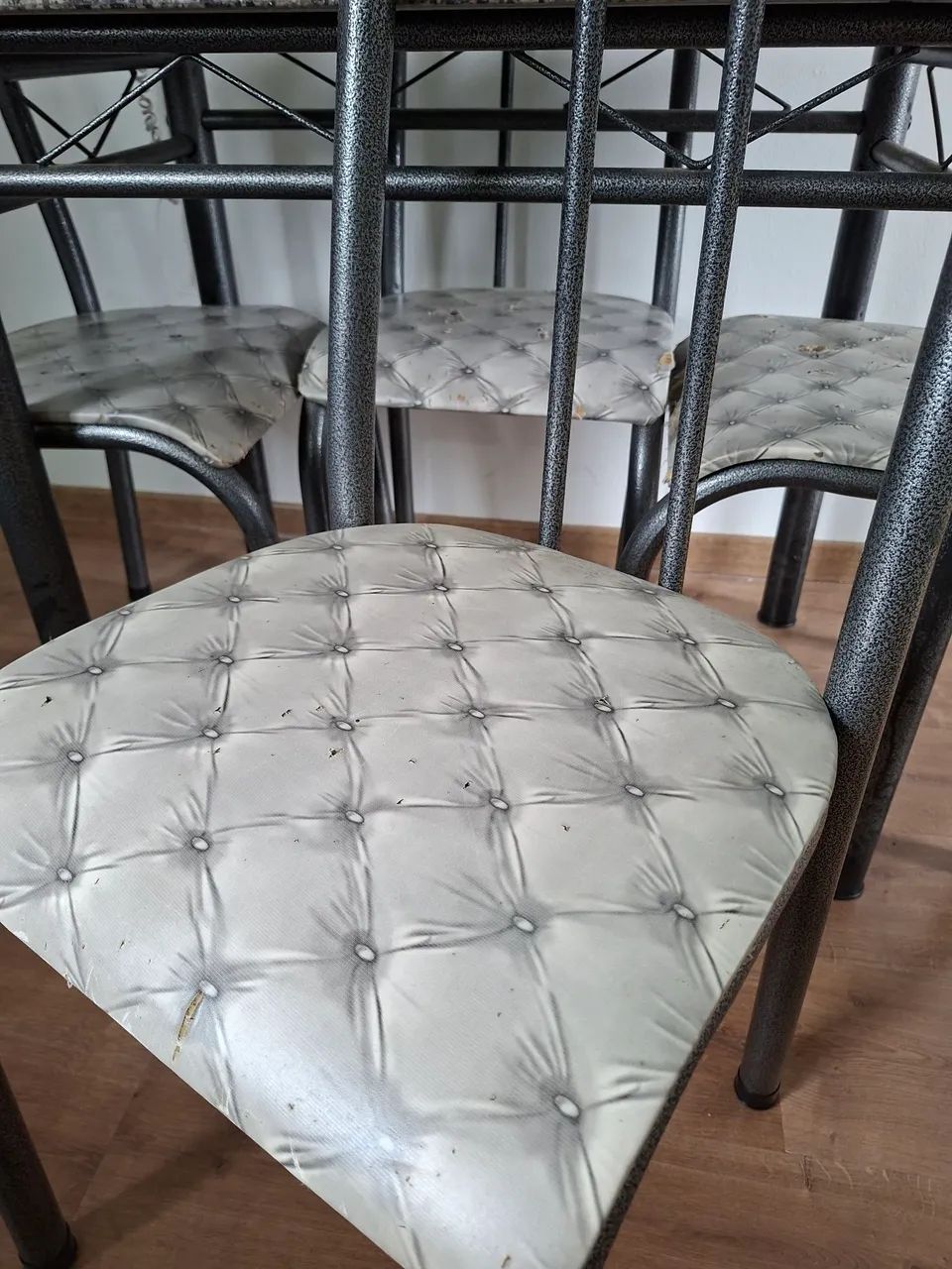 Mesa com tampo de mármore + 4 cadeiras - Foto 2
