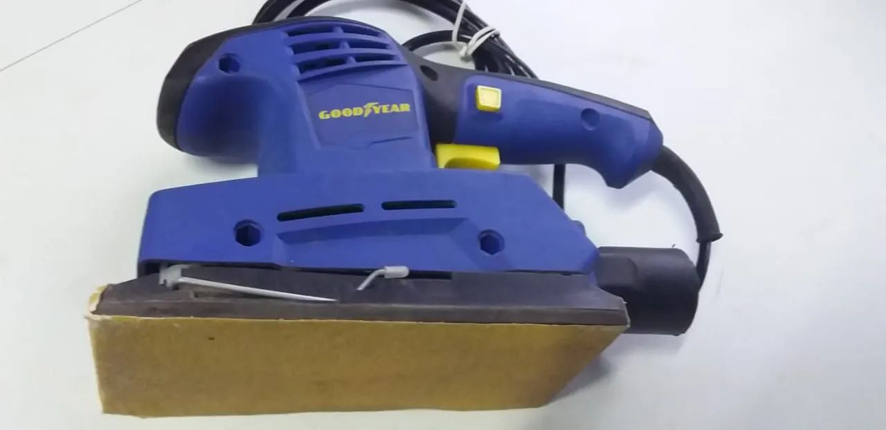 Lixadeira treme treme Goodyear conservada show 