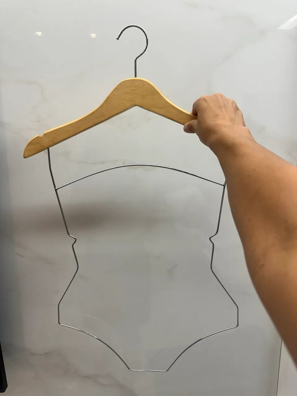 Cabides loja madeira corpo biquíni 