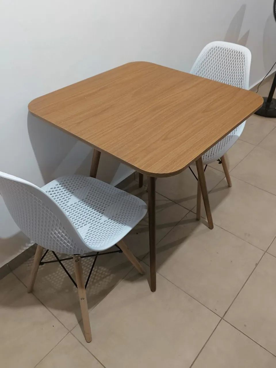 Mesa com 2 cadeiras sem uso - Foto 2