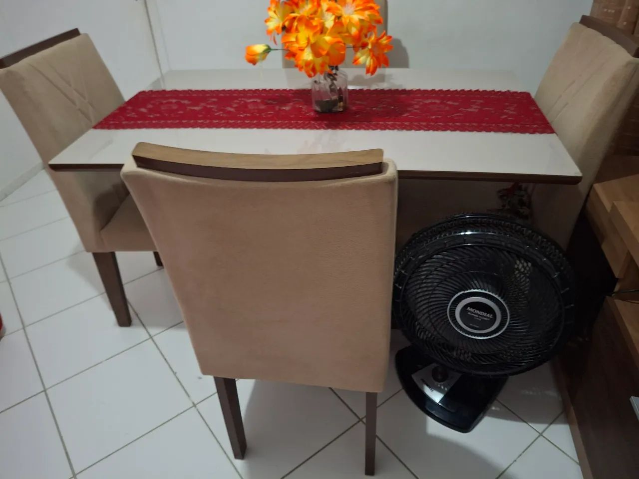 Mesa com 5 meses de uso, muito boa, extremamente nova, 4 cadeiras! - Foto 2