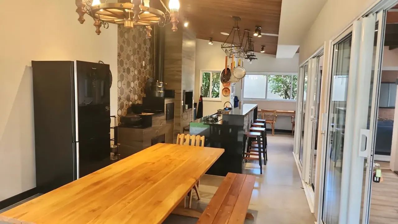 Vendo Lindíssima casa Térrea , 209 m2. Centro - Chapada dos Guimarães - MT