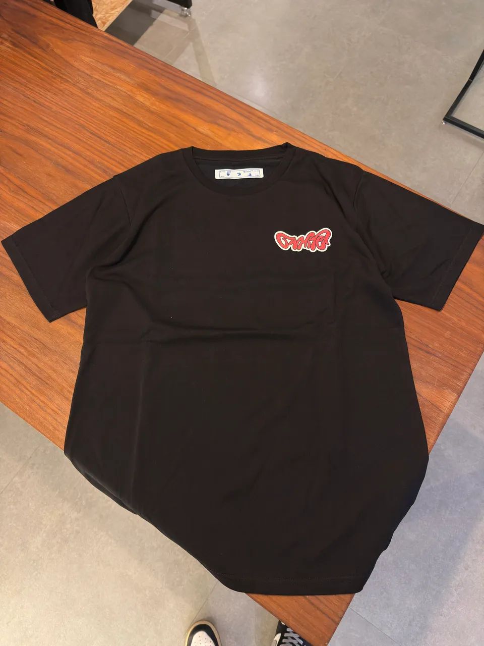 Camiseta off white NOVA