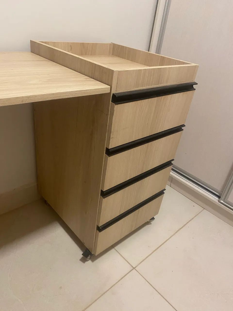 Mesa com 4 gavetas e rodinhas com trava - Foto 4
