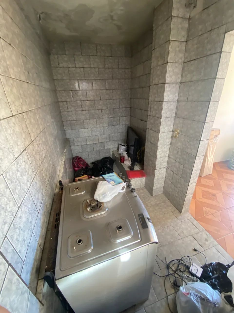VENDO CASA COM LOTE AMPLO - Foto 3