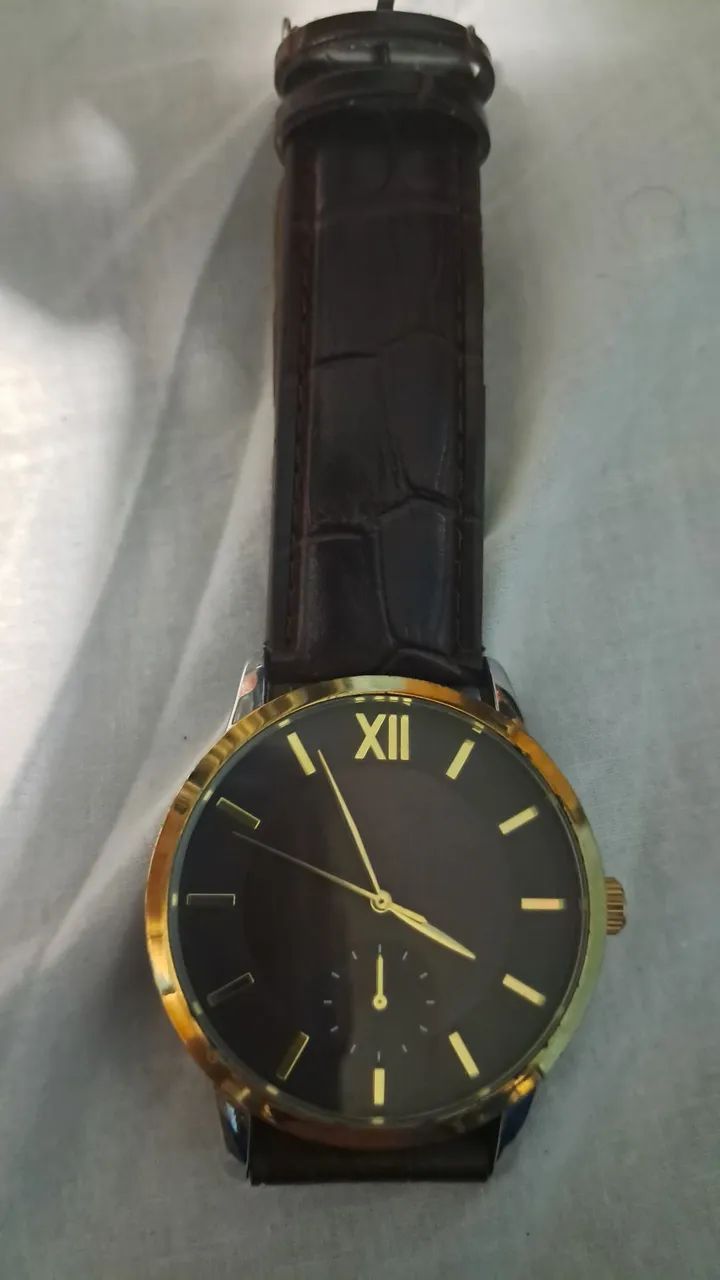 Relógio com pulseira de couro