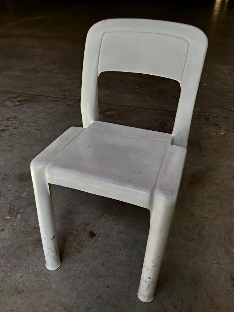 VENDO 300 Cadeiras em Plástico Resistente Marfinite Parati 