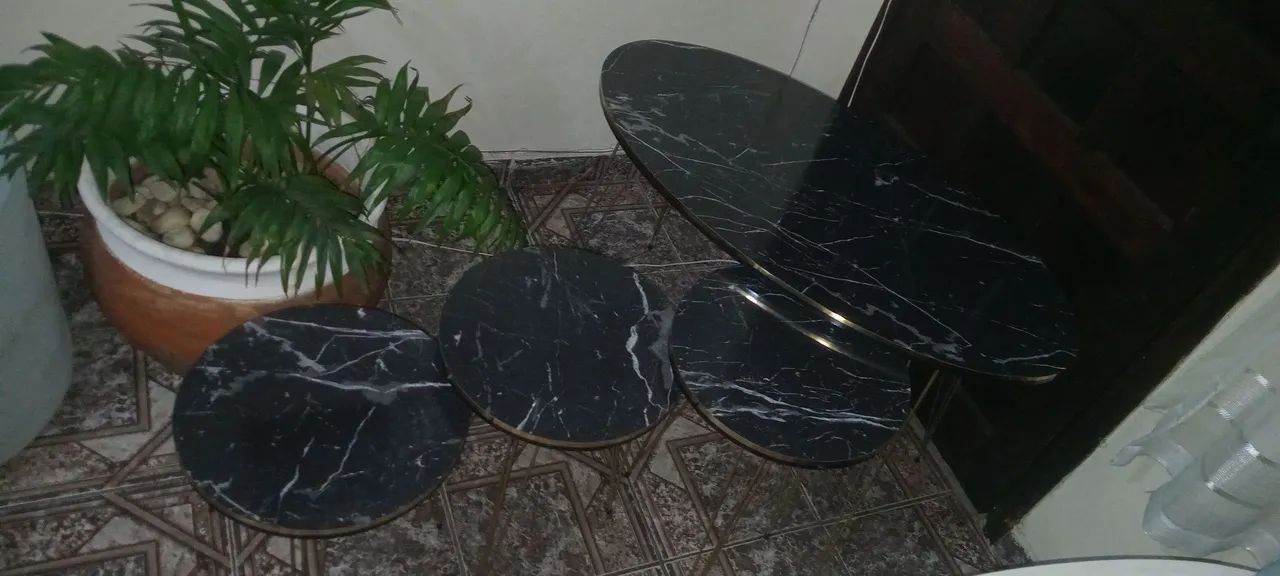 Mesa com banquetas.decoraçoes p sala. - Foto 3