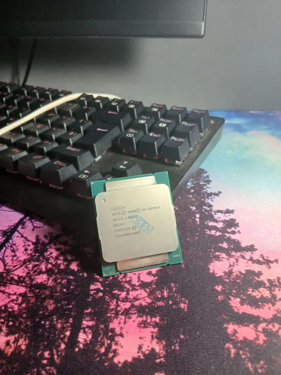 Processador Xeon E5-2670 v3 - 12 núcleos / 24 threads