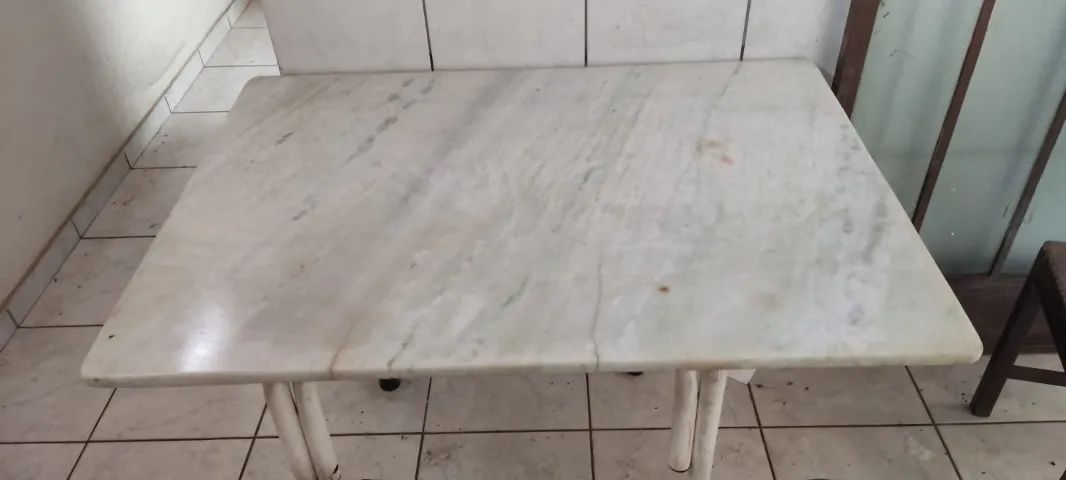 Mesa tampa de mármore  com duas cadeiras. - Foto 2