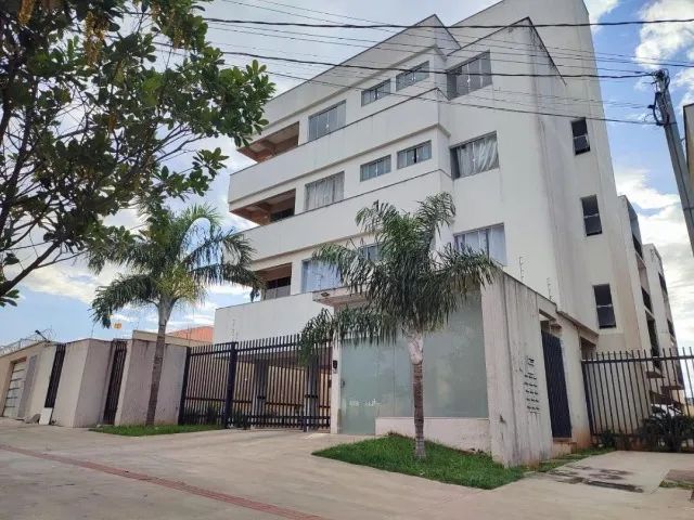 Apartamento 2 quartos, 1 sendo suíte, varanda. 