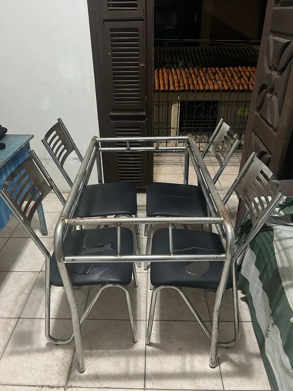 Mesa com 4 cadeiras / sem tampo de vidro