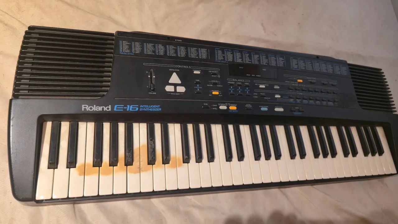 Teclado Roland E-16