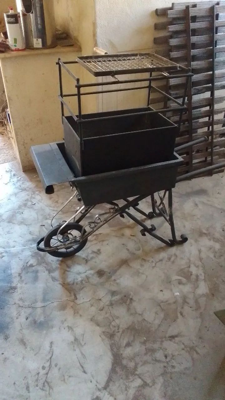 Carrinho de mão  churrasqueira dupla função  decorativa e funcional !