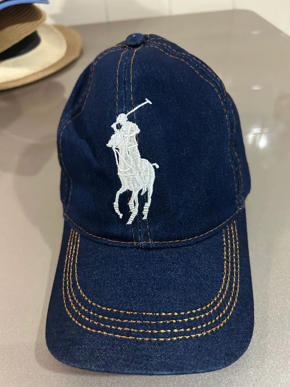Boné semi novo