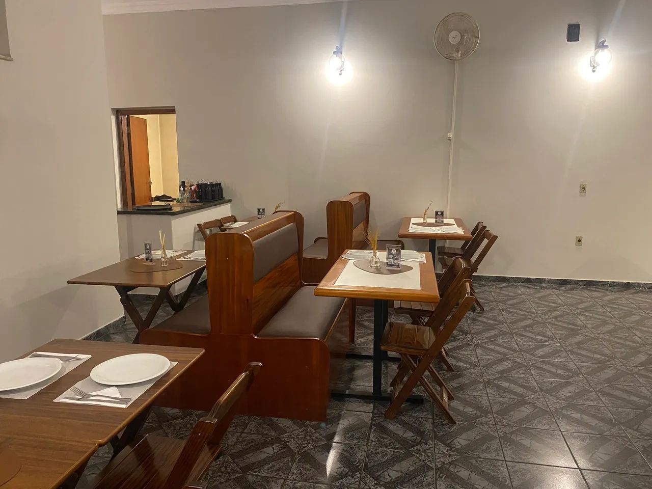 Vendo Conjunto de Bancos e Mesas para Restaurante