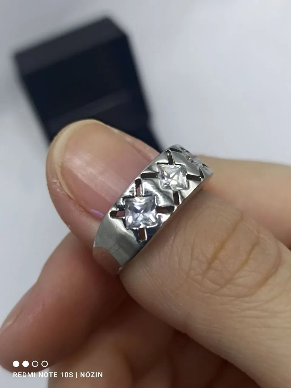 Anel de prata estilo aliança com pedras zircônia  - Foto 4