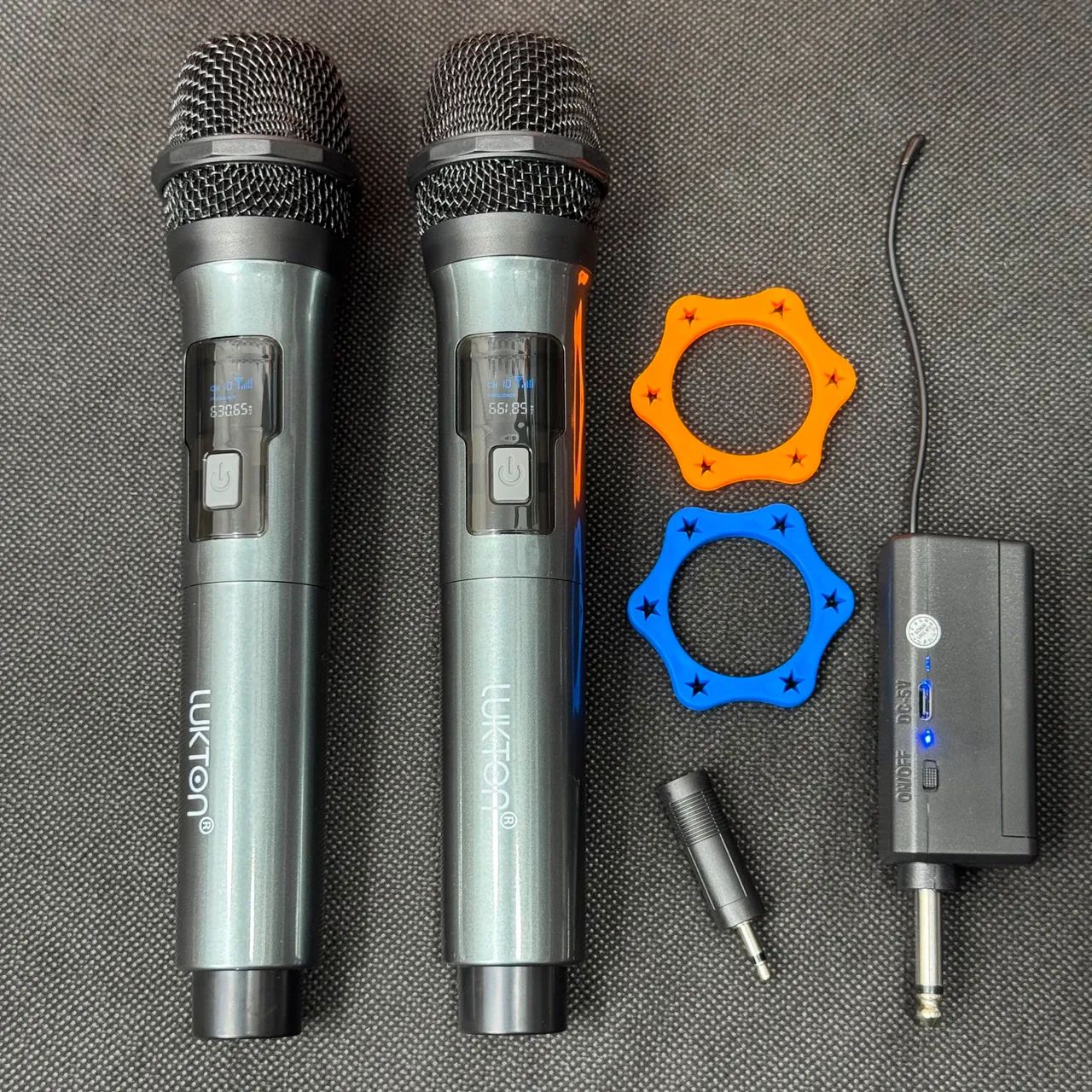 MICROFONE SEM FIO RECARREGÁVEL COM VISOR DIGITAL KIT COM 2 UNIDADES E 3 BATERIAS  - Foto 2