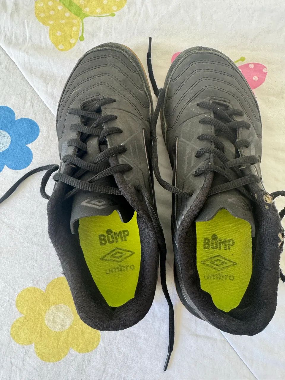Vendo chuteira da umbro - preta - tamanho 37/38.