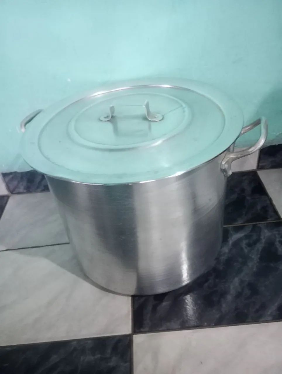 Panela de alumínio.