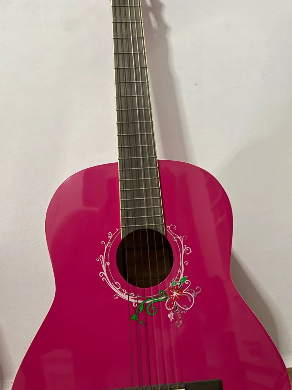 Violão rosa com flores 